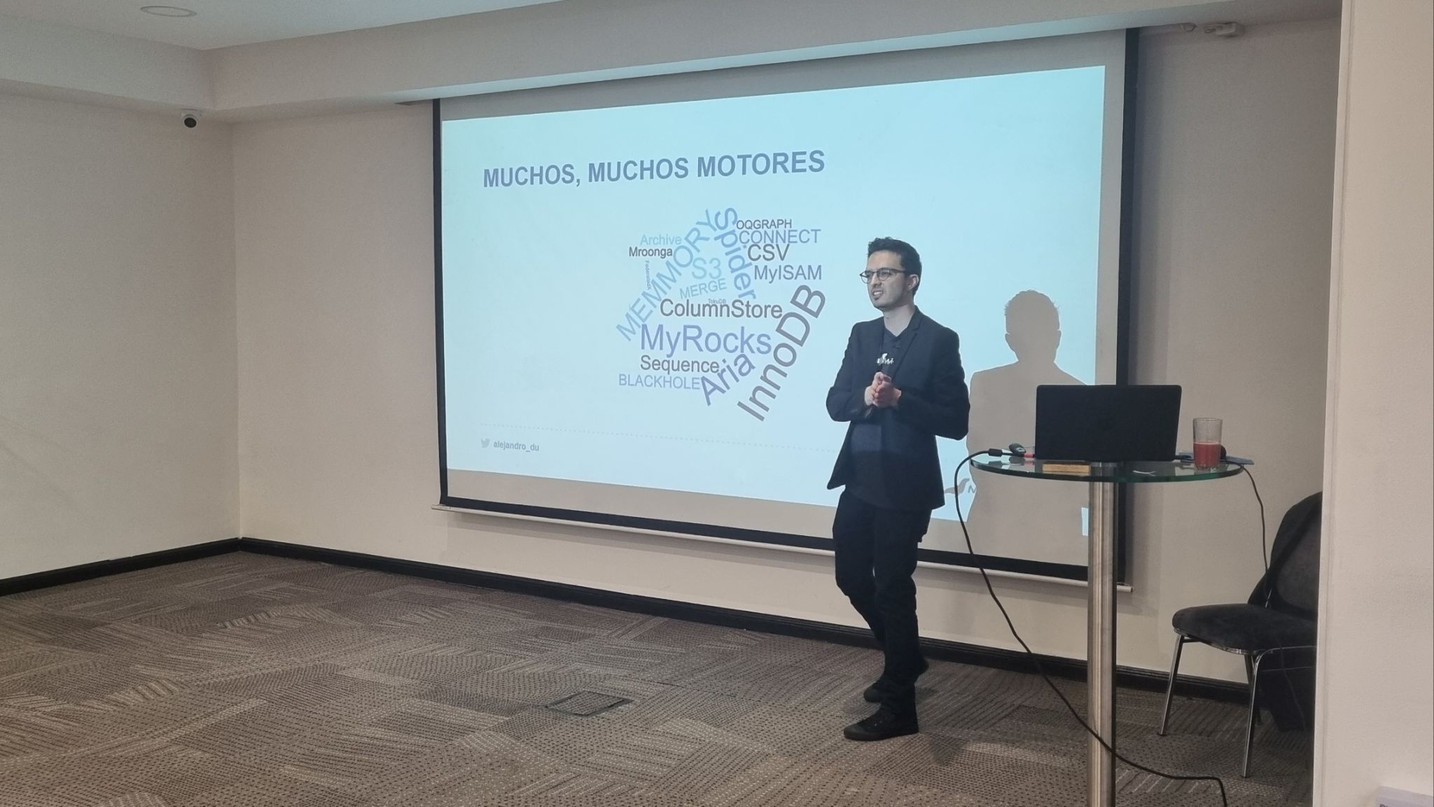 Alejandro Duarte hablando sobre los motores de almacenamiento de MariaDB durante una conferencia de código abierto en Bogotá, Colombia