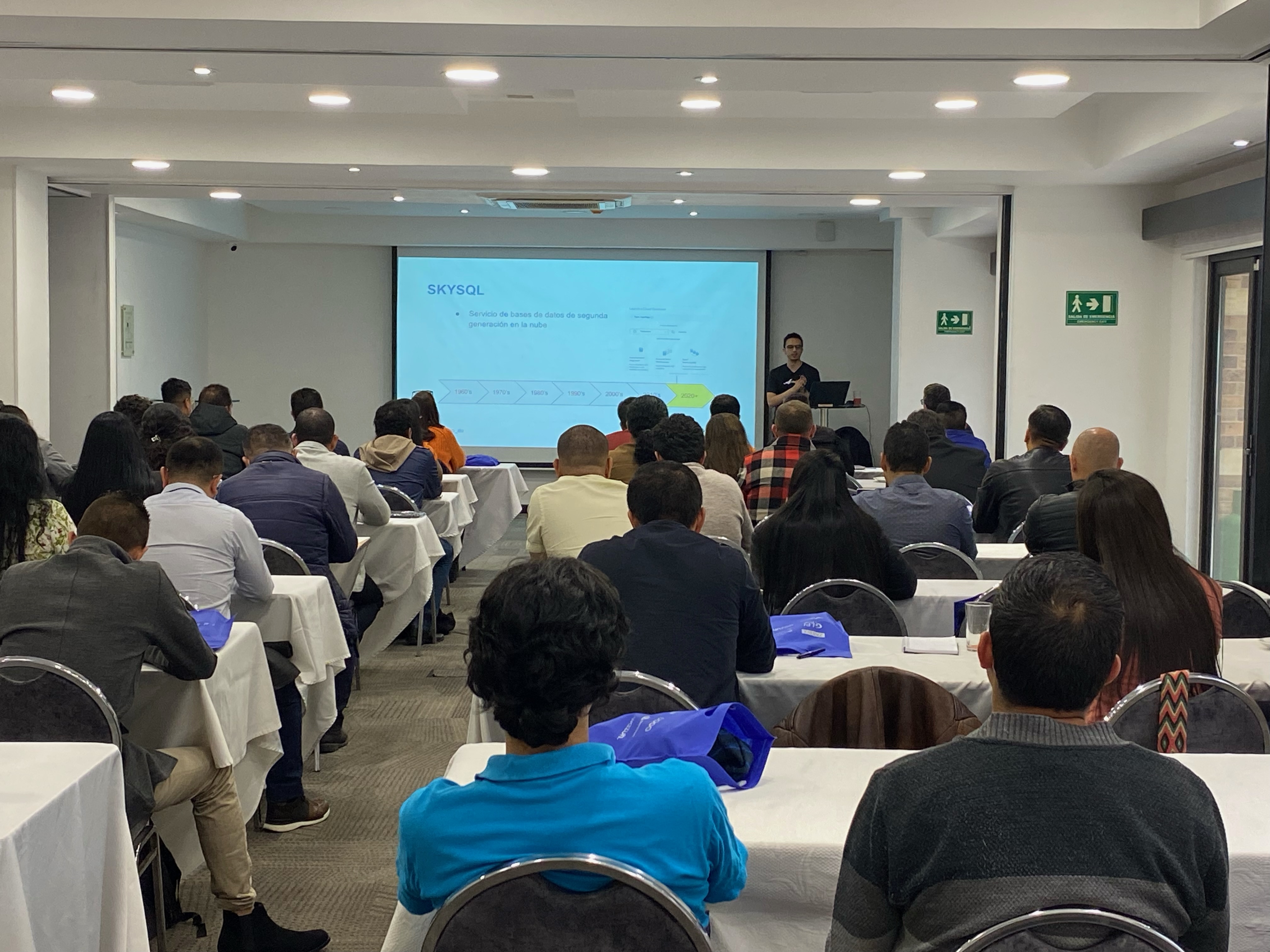 Alejandro Duarte presentando MariaDB SkySQL durante un encuentro de código abierto en Latinoamérica